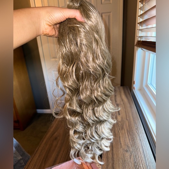MOLLY PONYTAIL EXTENSION - Ash blonde
22" mid-length with spiral curls - Picture 5 of 6